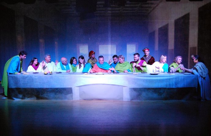 Granada.- Los concejales de Huétor Vega cierran el mandato municipal con un Pleno a modo de 'La Última Cena' de Da Vinci