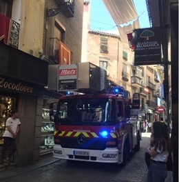 Sucesos.- Los bomberos sofocan el incendio de una cocina en un inmueble de la calle Comercio de Toledo