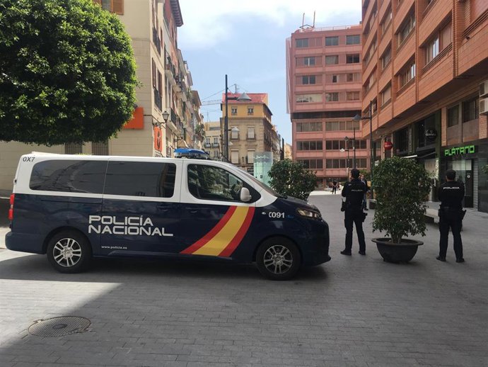 Alicante.- Sucesos.- Detenido por atracar con un cuchillo a tres jóvenes que esperaban al autobús