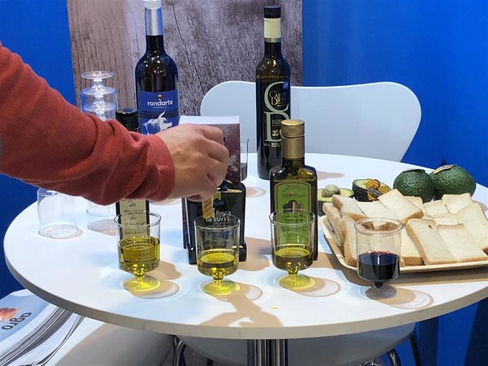 Cata aceite de oliva con pan de molde aguacate AOVE Madrid Fusión