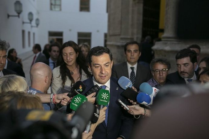 Juanma Moreno atiende a los medios tras el debate presupuestario