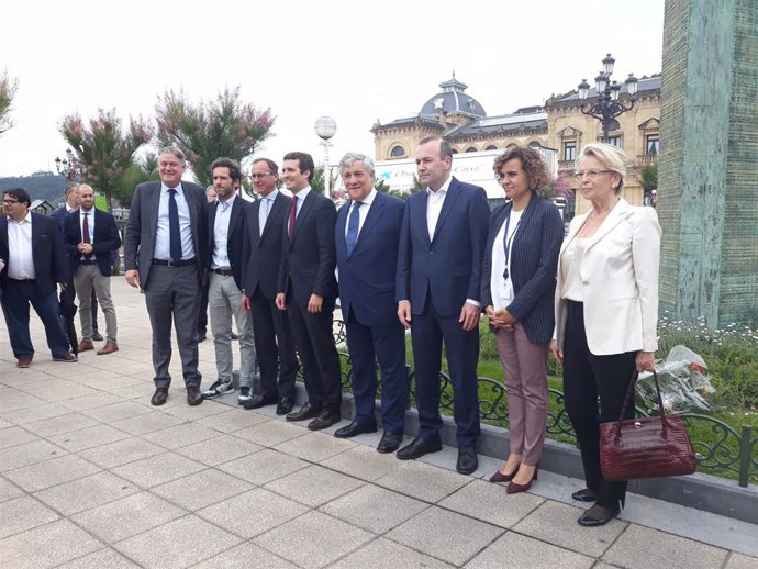 Weber y Casado encabezan en San Sebastián el homenaje del Grupo PPE a las víctimas del terrorismo