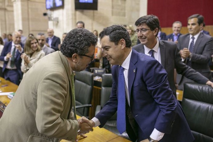Serrano (Vox) saluda a Juanma Moreno tras el Pleno de Presupuestos