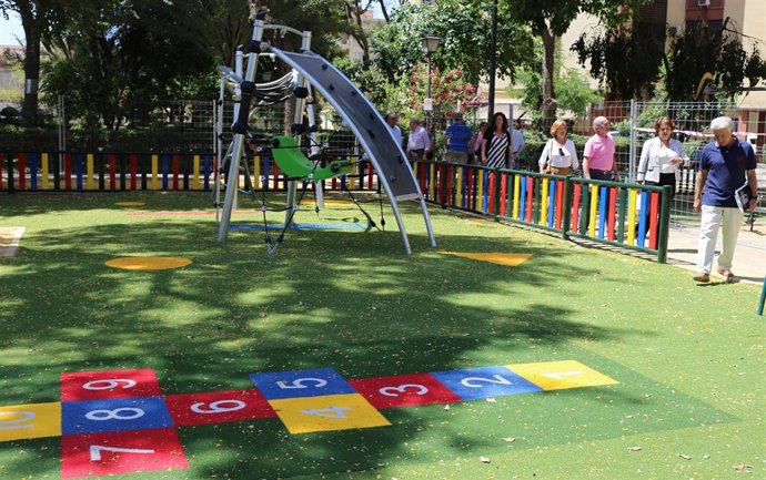 Sevilla.- Ayuntamiento instala un parque en la Dársena de Triana con juegos adaptados a niños con diversidad funcional