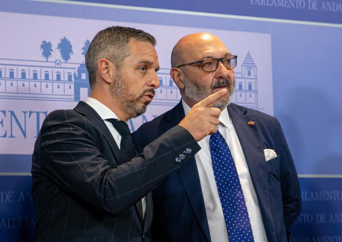 Firma del acuerdo presupuestario entre el Gobierno andaluz y el grupo parlamentario VOX