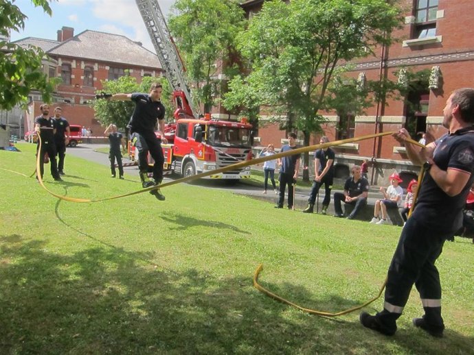 Bomberos de Bilbao visitan a los niños ingresados en el Hospital de Basurto