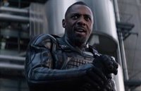 Idris Elba demuestra por qué le llaman el "Superman negro" en el nuevo adelanto de Hobbs and Shaw