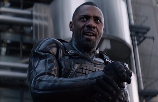 Idris Elba demuestra por qué le llaman el "Superman negro" en el nuevo adelanto de Hobbs and Shaw