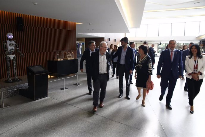 La Ministra Celaa visita el Parque de las Ciencias en Granada.