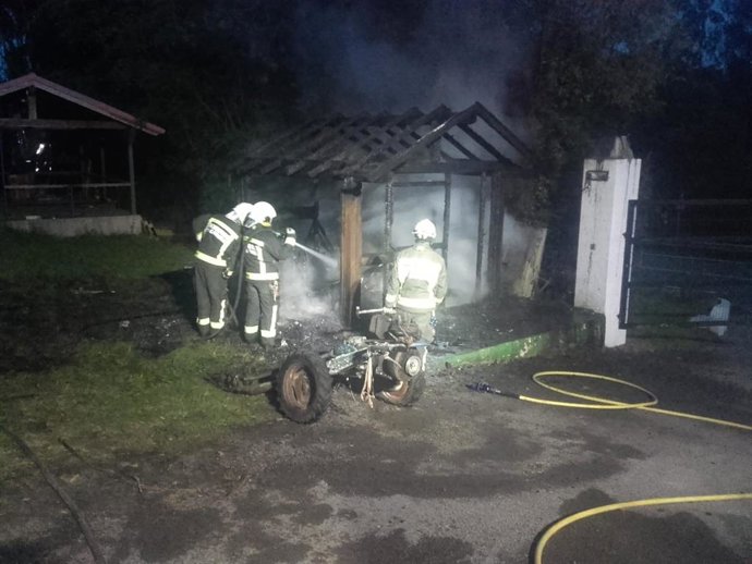 Un incendio destruye un almacén en un camping de Oyambre