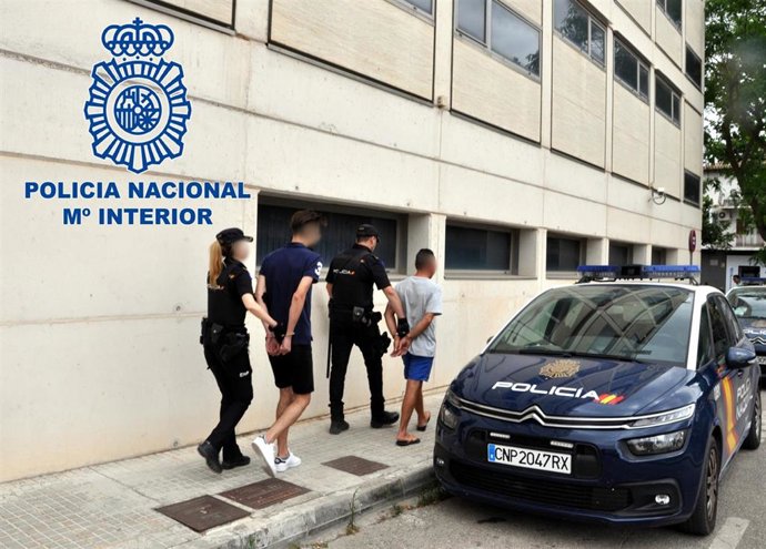 Sucesos.- Detienen a dos hombres por robar el interior de más de 30 vehículos de turistas en Manacor