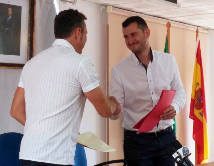 Alberto Pérez PSOE y Ruiz Cabezas FCis acuerdo de gobierno en Algarrobo