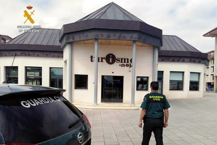 Detenidos dos menores y un jóven de 18 años por robar material informático de la oficina de turismo de Noja