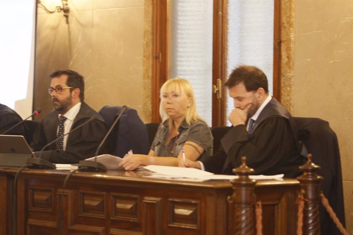 Judici en l'Audincia Provincial de Balears a una  dona per assassinar el seu marit i donar-li-ho de menjar als seus gossos a Sant Lloren (Mallorca)