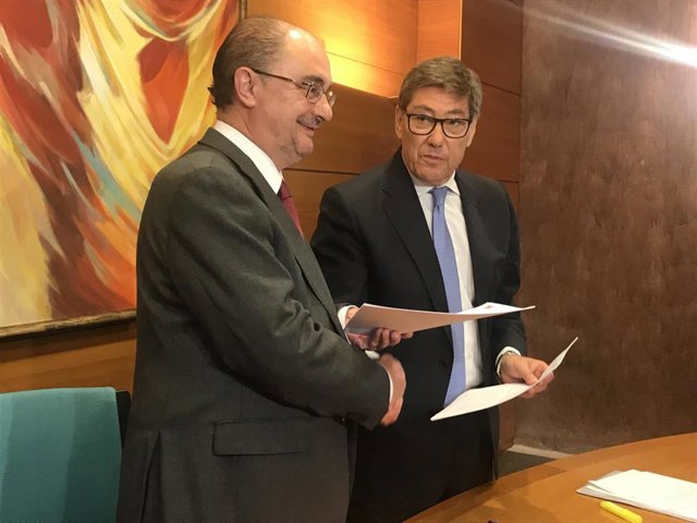 AMPL.- Lambán y Aliaga invitan a negociar un Gobierno de "centralidad" tras firmar las bases programáticas