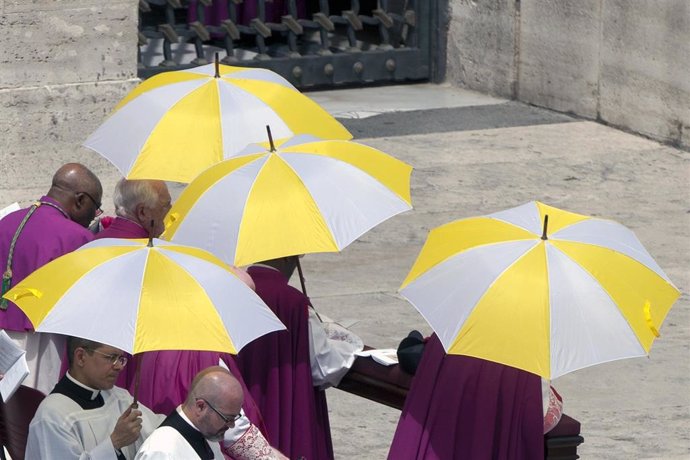 Pope leads Pentecost Mass