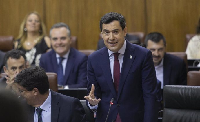 Segunda jornada del pleno del Parlamento andaluz con preguntas de los grupos políticos al presidente de la Junta, Juanma Moreno