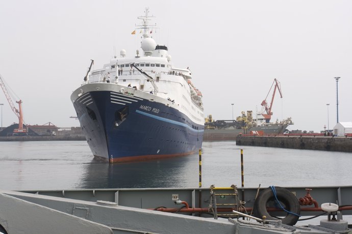 El crucero "Marco Polo" en el puerto de Gijón