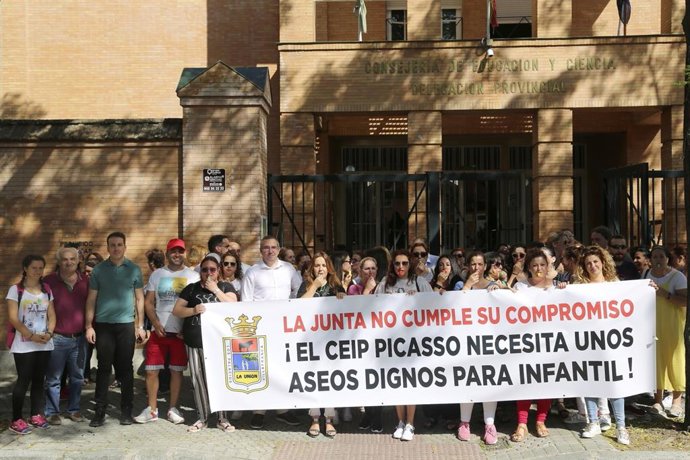 Sevilla.- Concentración ante la Delegación de Educación en demanda de los nuevos aseos del Pablo Picasso de Los Palacios