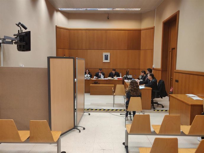 Vecinos y trabajadores de un centro de menores se contradicen en el juicio por altercados racistas en 2015