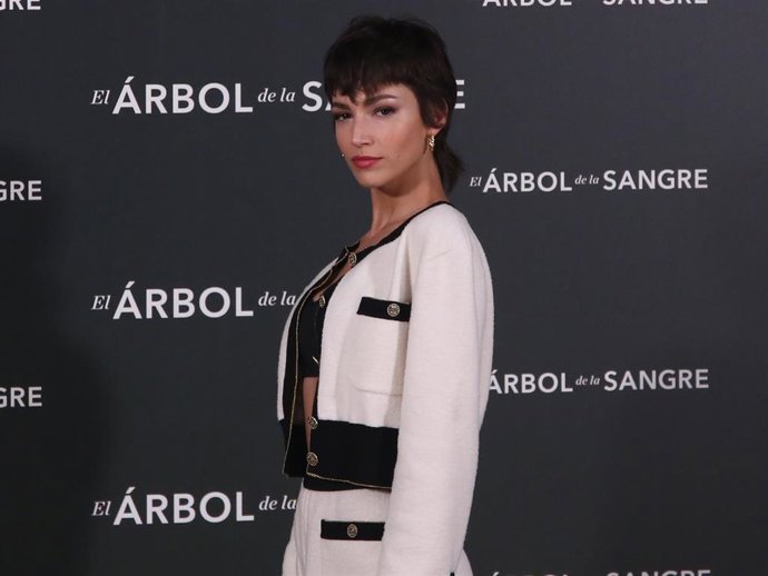 Úrsula Corberó y Jon Kortajarena derrochan estilo en Capri, Italia