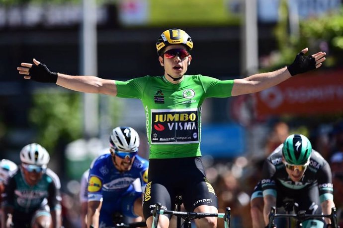 Ciclismo.- El belga Van Aert vuelve a ganar en la quinta etapa del Criterium del Dauphiné Liberé