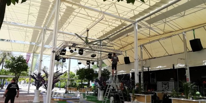 Sevilla.-Ayuntamiento desmantela una terraza bar ilegal con estructura, toldos y música de unos 500 metros en Cartuja