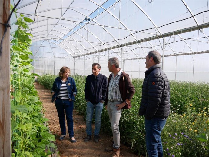 Elizalde visita el Centro de ensayos de producción ecológica de INTIA en Sartaguda