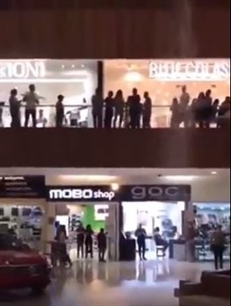Un centro comercial se inunda en México mientras un grupo de musicos interpreta la canción de 'Titanic'