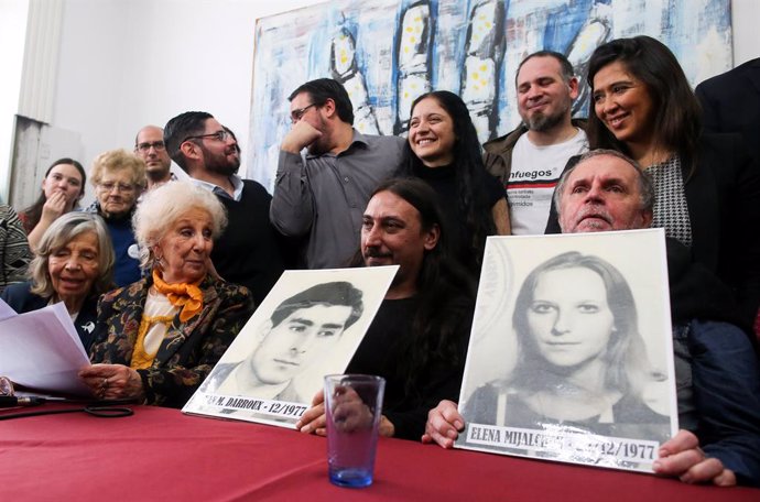 Las Abuelas de Plaza de Mayo presentan a un nuevo hijo de desaparecidos de la dictadura argentina
