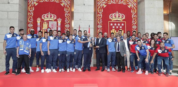La Comunidad de Madrid homenajea al CF Fuenlabrada tras su ascenso a Segunda División.