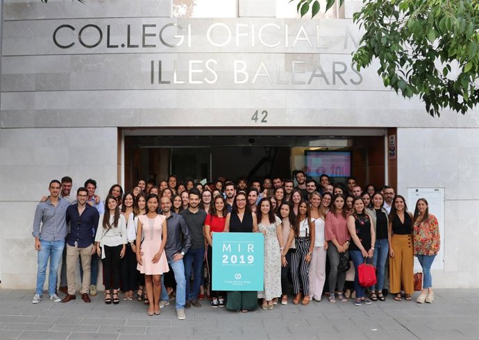 El Colegio de Médicos entrega 115 carnés de colegiado a los nuevos mir de Baleares