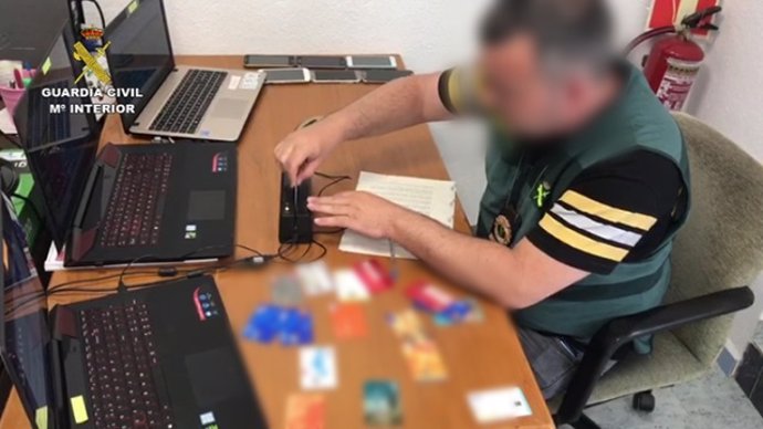 Sucesos.- La Guardia Civil detiene a 35 personas por falsificar tarjetas bancarias