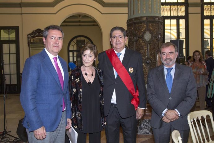 Sevilla.-Más de 400 juristas rinden homenaje a José Joaquín Gallardo por sus 24 años como decano del Colegio de Abogados