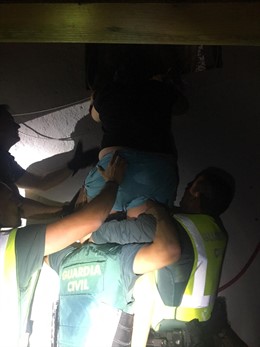 Granada.- Sucesos.- Salvan la vida a una familia de Otura rescatada de su vivienda en llamas