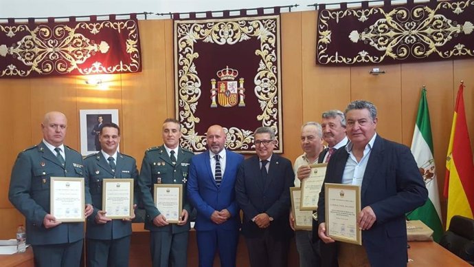 Sevilla.- Montellano concede la medalla al Mérito Policial a tres guardias civiles y tres agentes de la Local