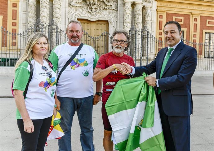 Sevilla.- La Junta entrega una bandera de Andalucía al corredor Juan José Carvajal como apoyo a 'El Gran Reto Non Stop'