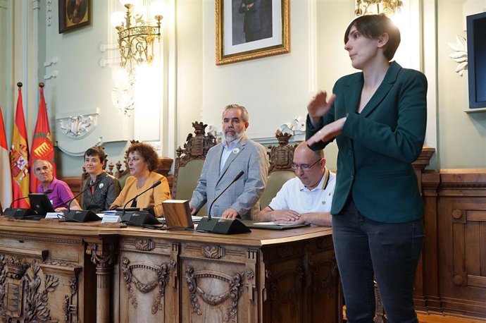 El Ayuntamiento de Valladolid se marca como "reto" hacer los plenos accesibles a personas sordas