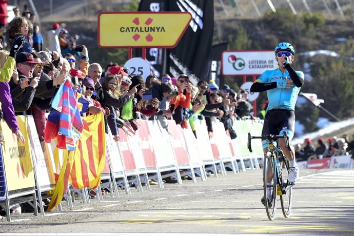 Miguel Ángel López resiste y sale del circuito de Montjuc como campeón de la Volta a Catalunya
