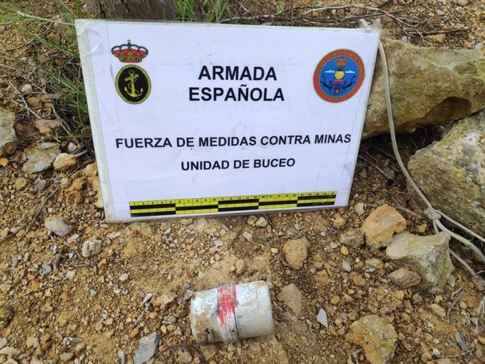 Buceadores de la Armada neutralizan una  granada de mano en Trincabotijas (Cartagena)