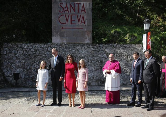 Llegada de la Familia Real a Covadonga, Asturias, para articipar en los actos con motivo del I centenario de la coronación católica de la Virgen de Covadonga y del XIII centenario del reino de Asturias 