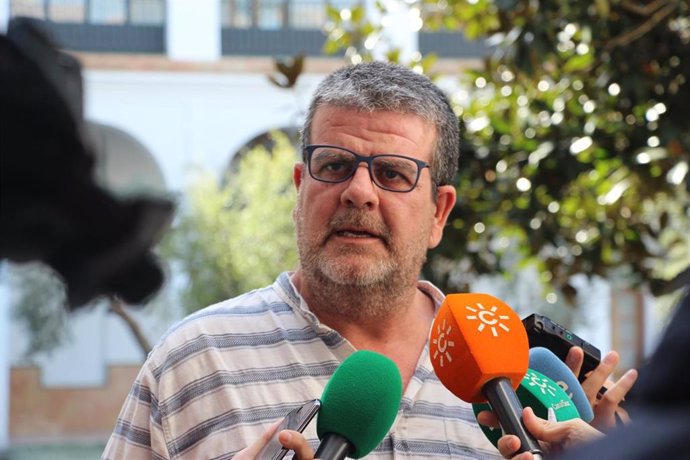 El parlamentario de Adelante Andalucía Nacho Molina atendiendo a los periodistas