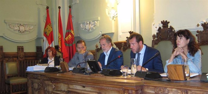 Mesa del Pleno del Ayuntamiento de Valladolid. 2-10-2018