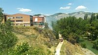 Un incendio en la ladera del Júcar en Cuenca obliga a evacuar los institutos 'San José' y 'Fernando Zóbel'