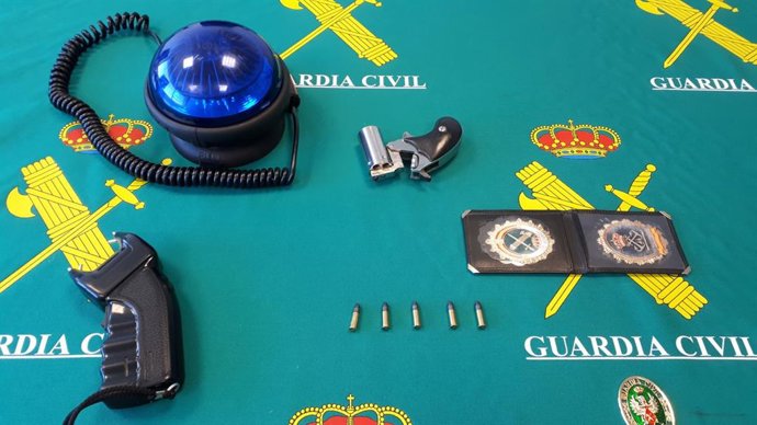 Detenido en Ponte Caldelas (Pontevedra) un individuo con un arma corta de fuego y una pistola eléctrica en su coche