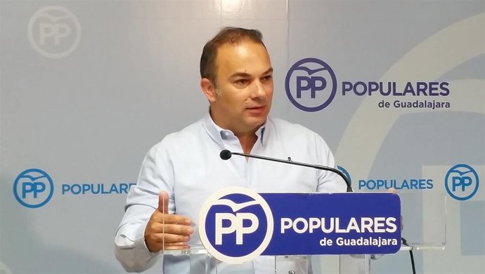 AMP.- El alcalde de Guadalajara formaliza la renuncia a su acta de concejal