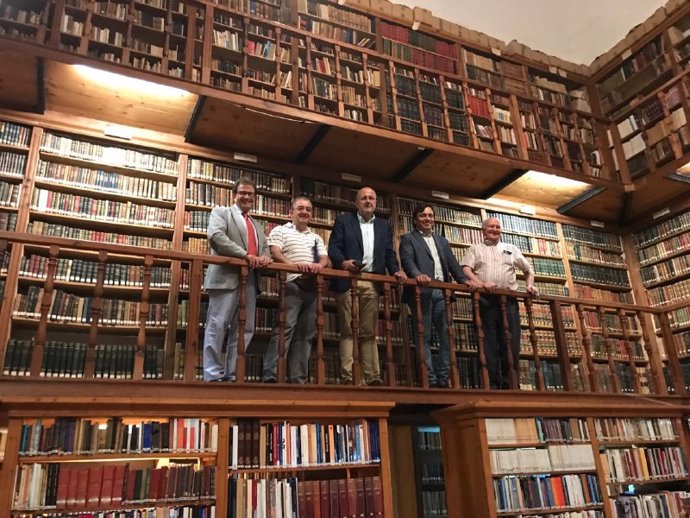 El Consell y la UIB firman un convenio para preservar la biblioteca del Monasterio de la Real