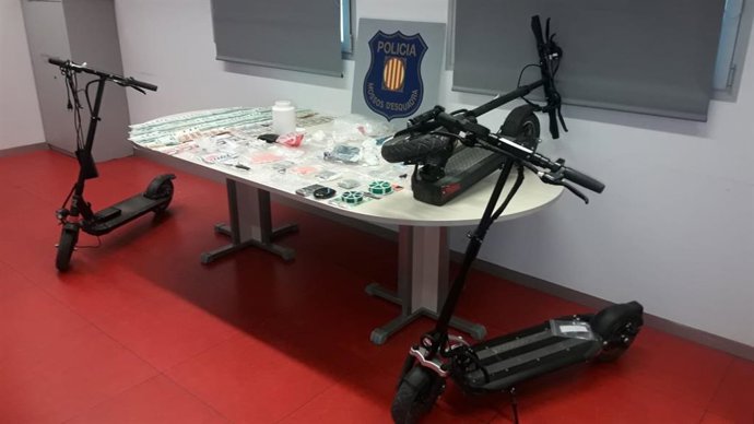 Sucesos.- Detenido en Barcelona un narcotraficante que transportaba droga en patinete