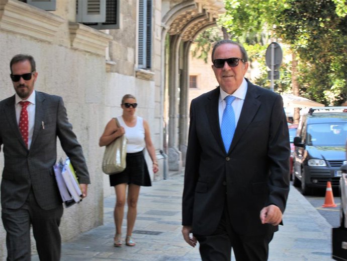 L'ex president del PP de Palma, José María Rodríguez, al costat del seu advocat