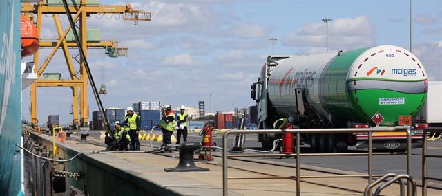Huelva.- Puerto.- Realizada la primera operación de bunkering de GNL de camión a barco en el puerto de Huelva